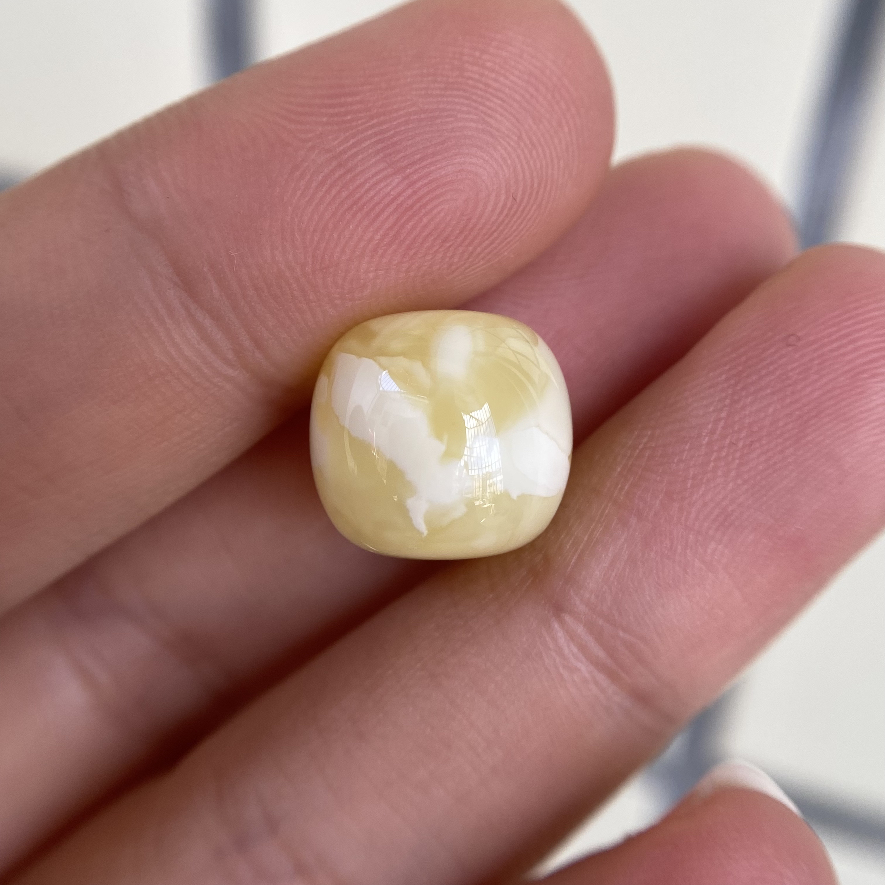 蜜蜡金白黄老型配饰13.0×12.1mm，整体挺精致的，无优化保天然