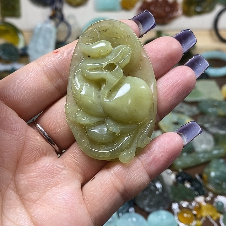 蛇纹石玉吊坠未镶嵌