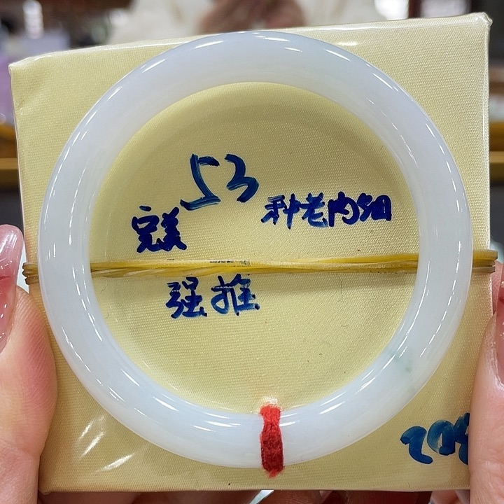 翡翠手镯未镶嵌翡翠手镯