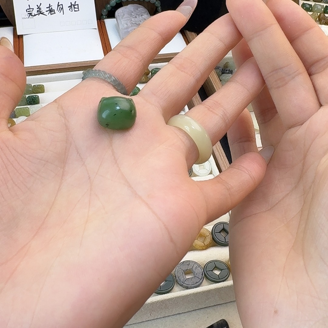 偷***.和田玉未镶嵌珠宝半成品