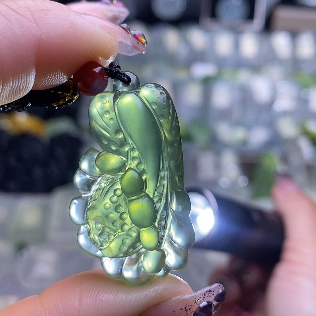 蛇纹石玉颈饰未镶嵌