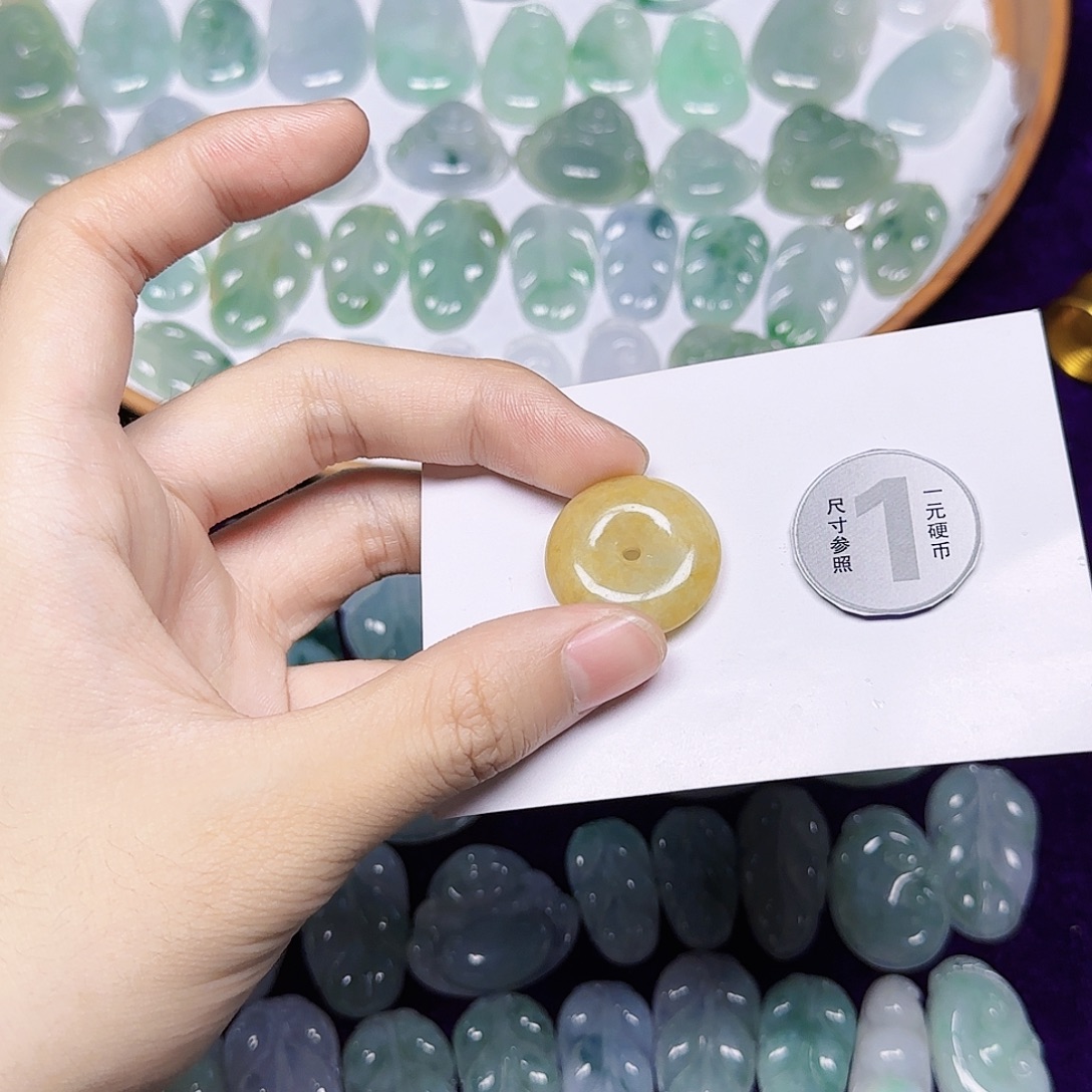 翡翠未镶嵌吊坠(赠链)翡翠