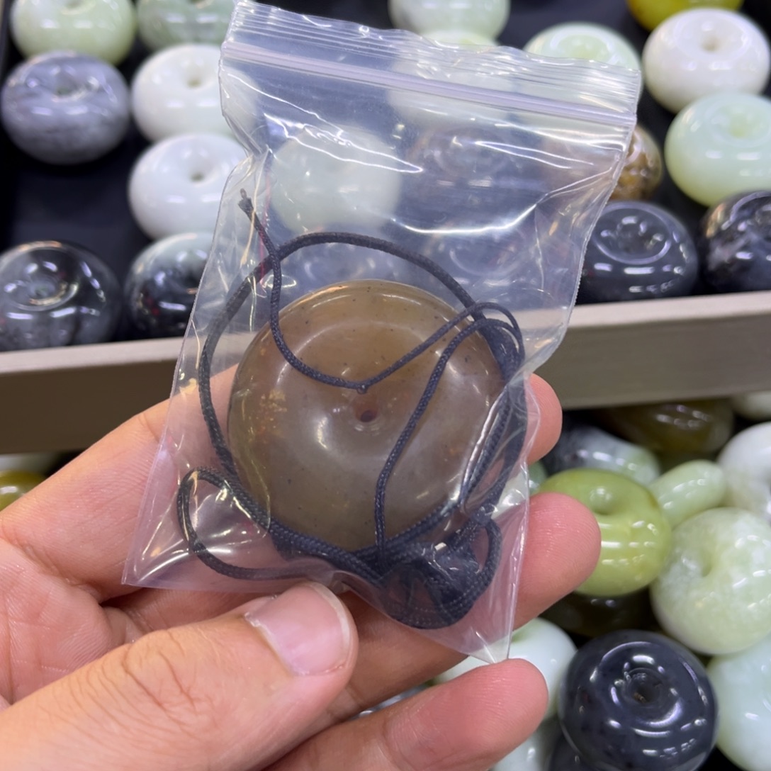 开***四蛇纹石玉未镶嵌颈饰