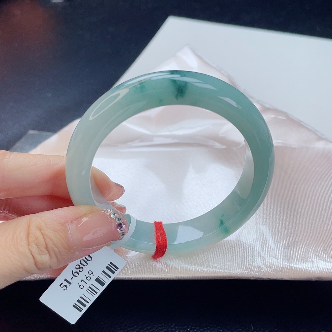 翡翠手镯未镶嵌贤**姐