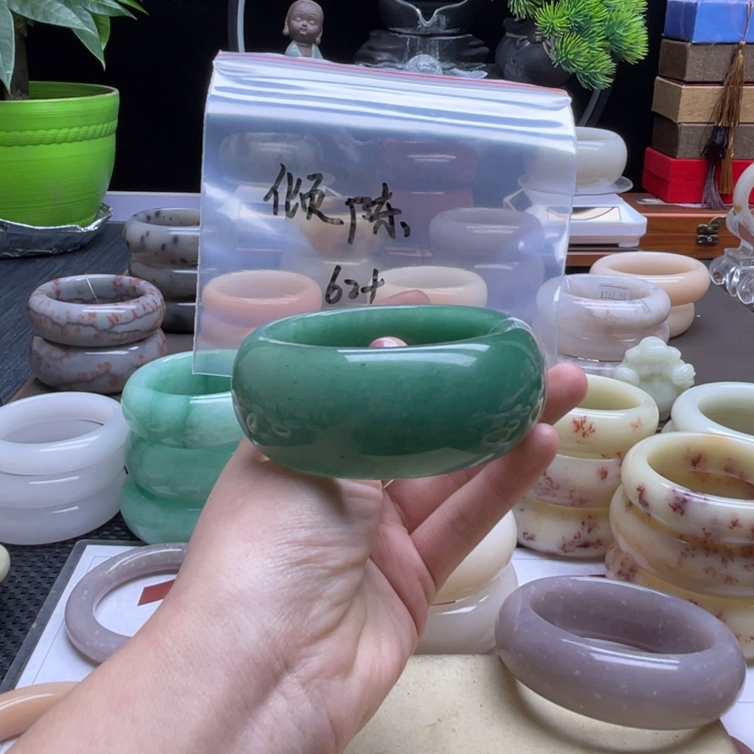 倾***陈石英岩玉未镶嵌手镯