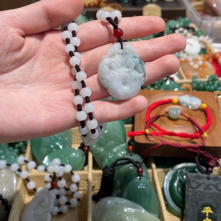 石英质玉未镶嵌颈饰