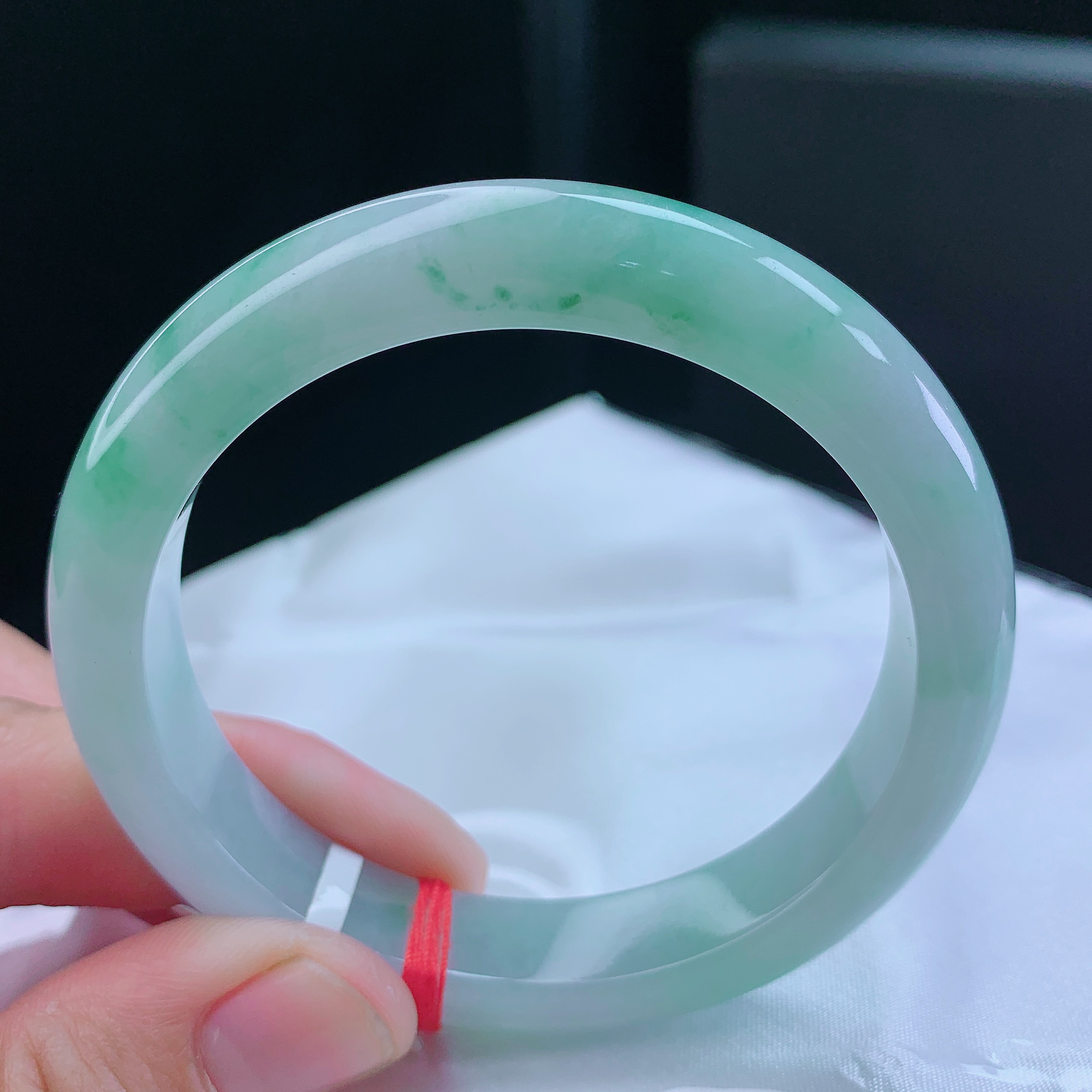 58+圈口细润飘绿宽边手镯女款绿色百搭