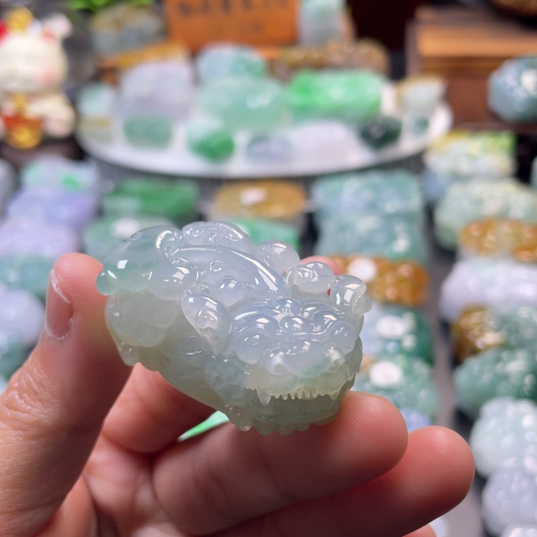 翡翠未镶嵌颈饰貔貅