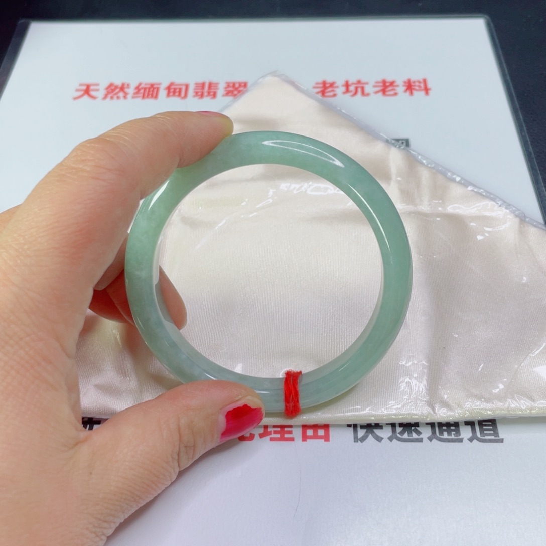 翡翠手镯未镶嵌是****吖