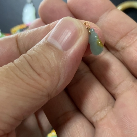 颈饰18K金镶嵌翡翠葫芦小小的^_^
