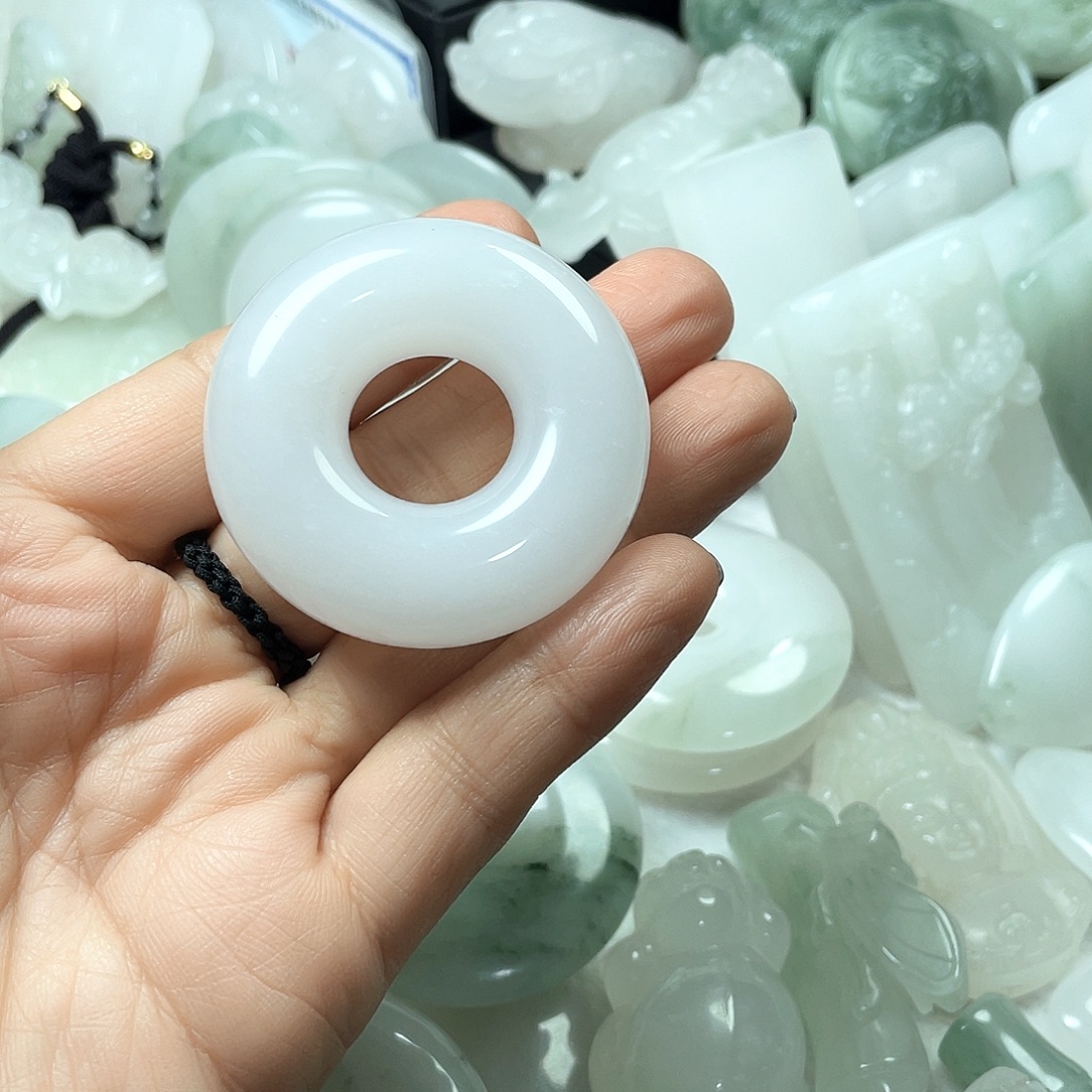 风***月石英质玉（天山翠）未镶嵌颈饰