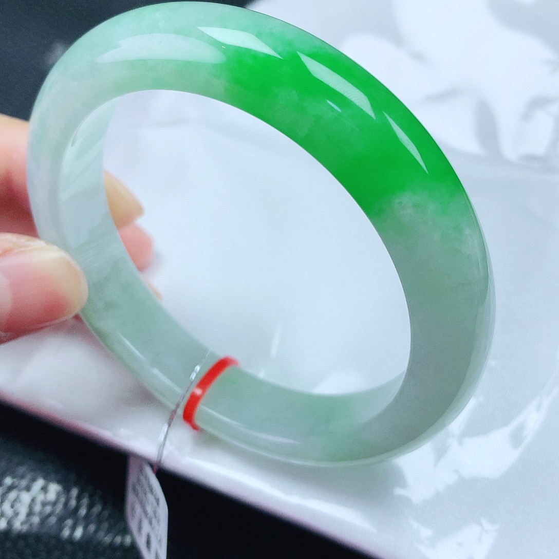 翡翠手镯未镶嵌56圈