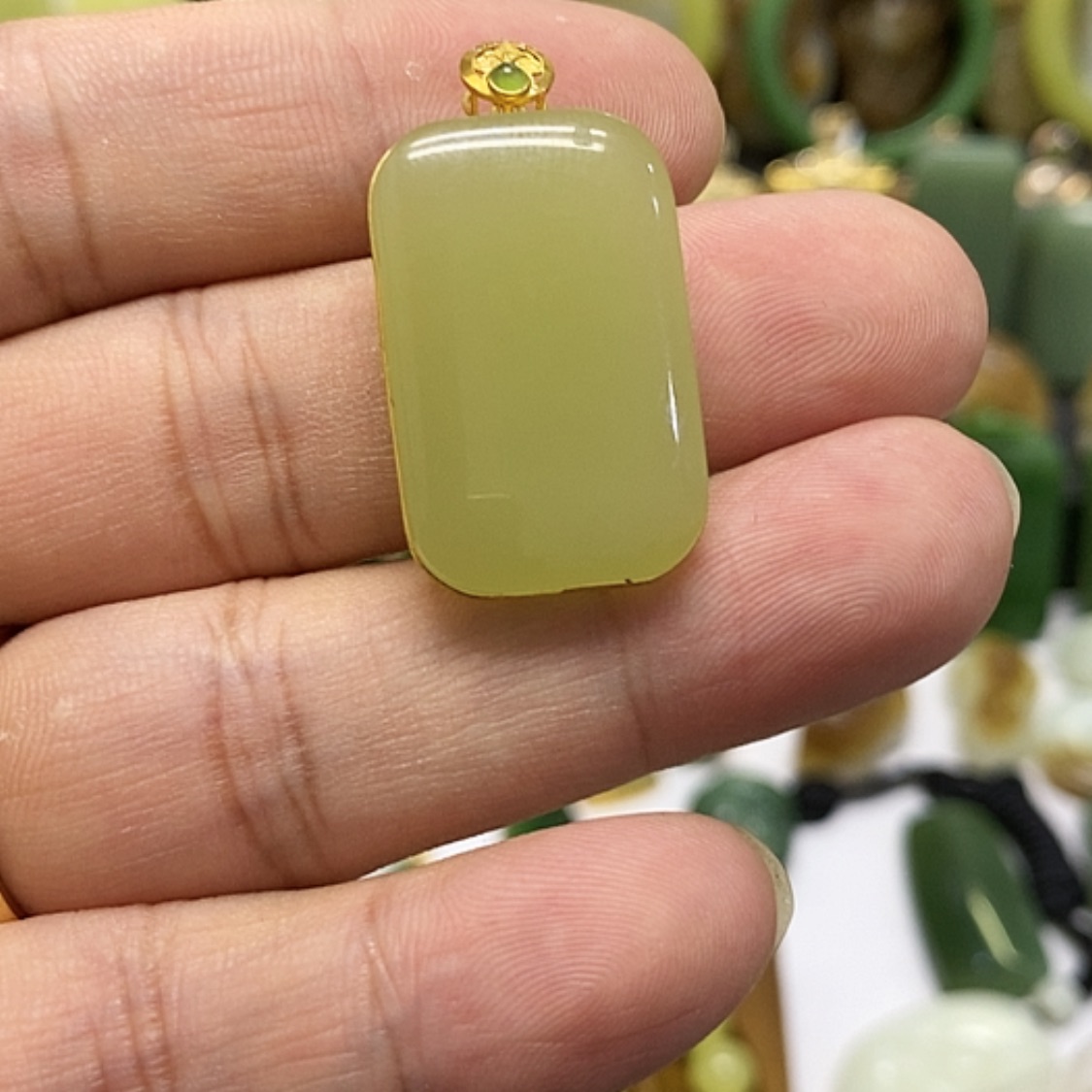 【闪购商品】颈饰18K金镶嵌和田玉