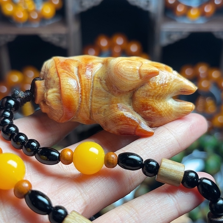 琥珀木手把件抓钱猪爪