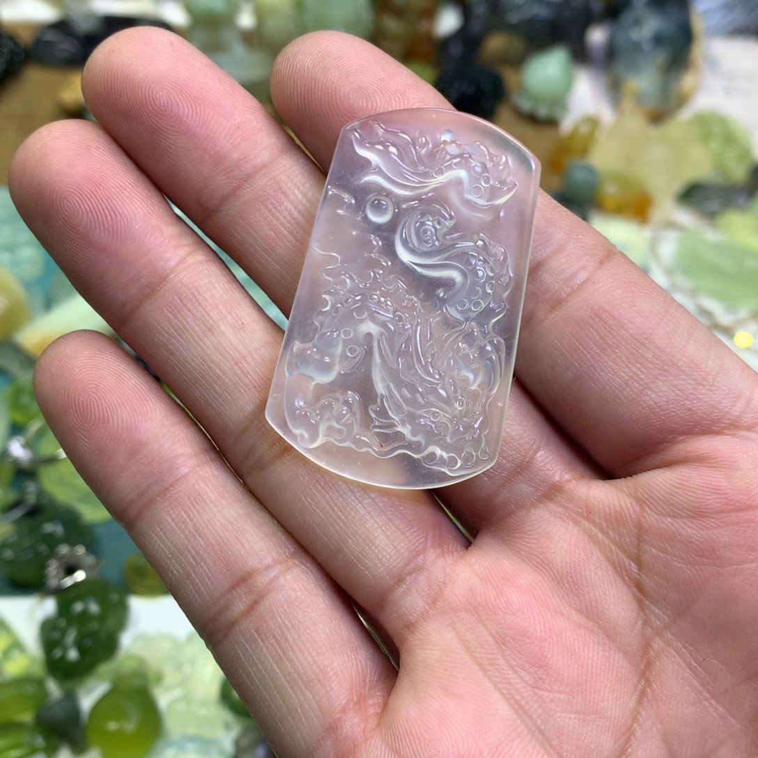 岫玉颈饰未镶嵌龙牌