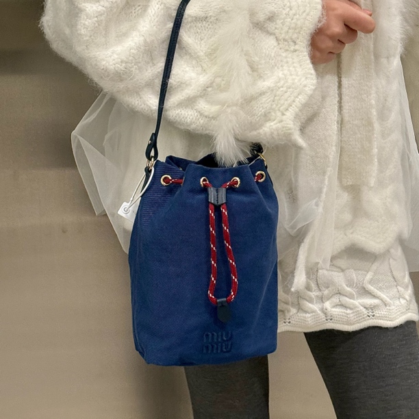 99新 MIU MIU/缪缪 深藏蓝抽绳水桶手提包可斜挎
