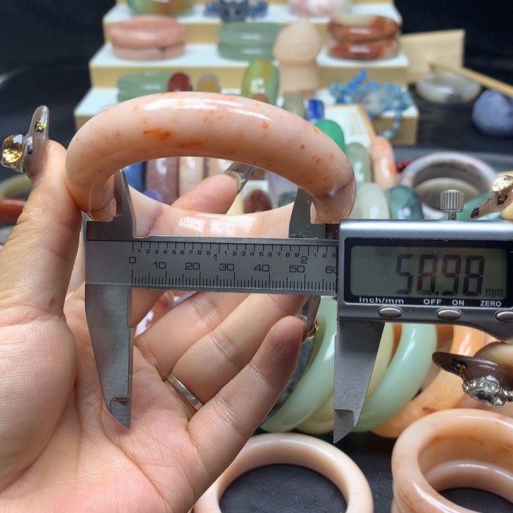 未镶嵌手镯石英质玉