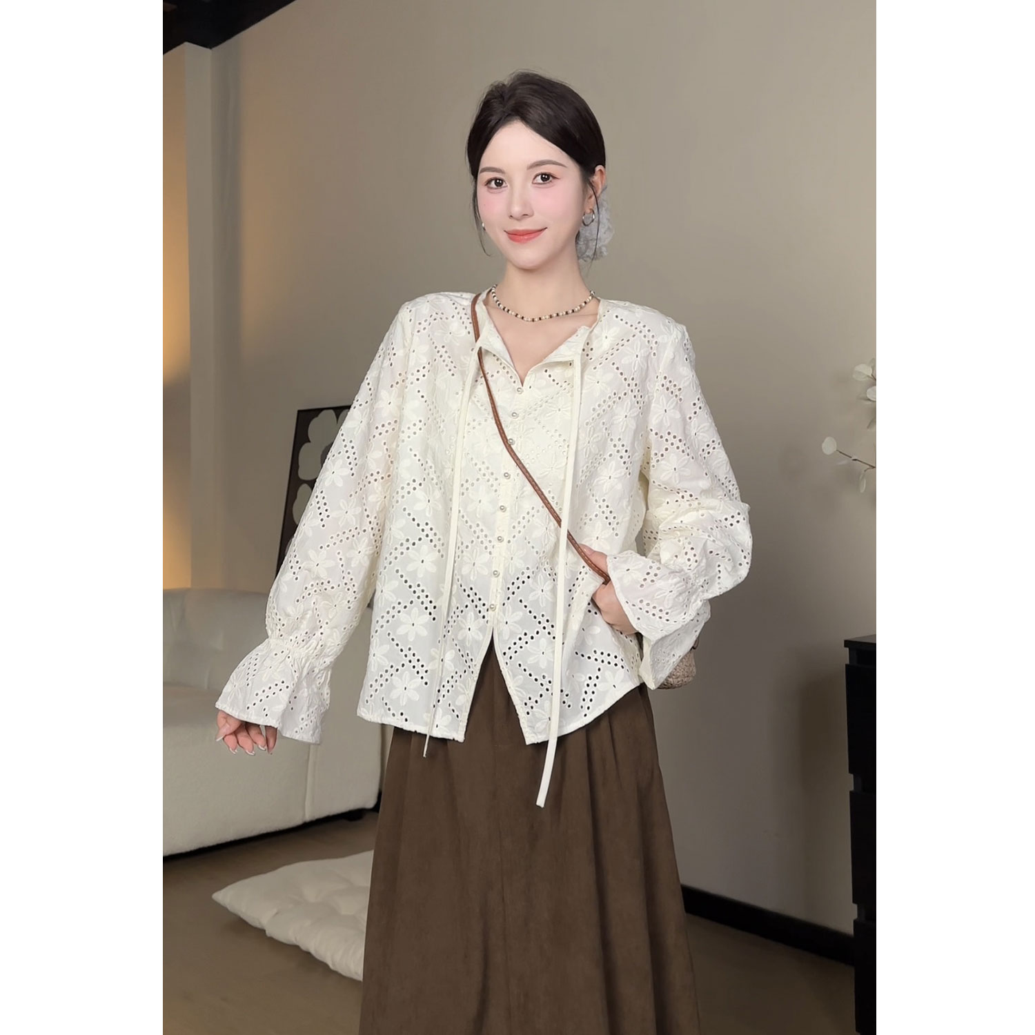 YAMM~甜美气质喇叭袖套头镂空衬衫重工刺绣圆领宽松上衣