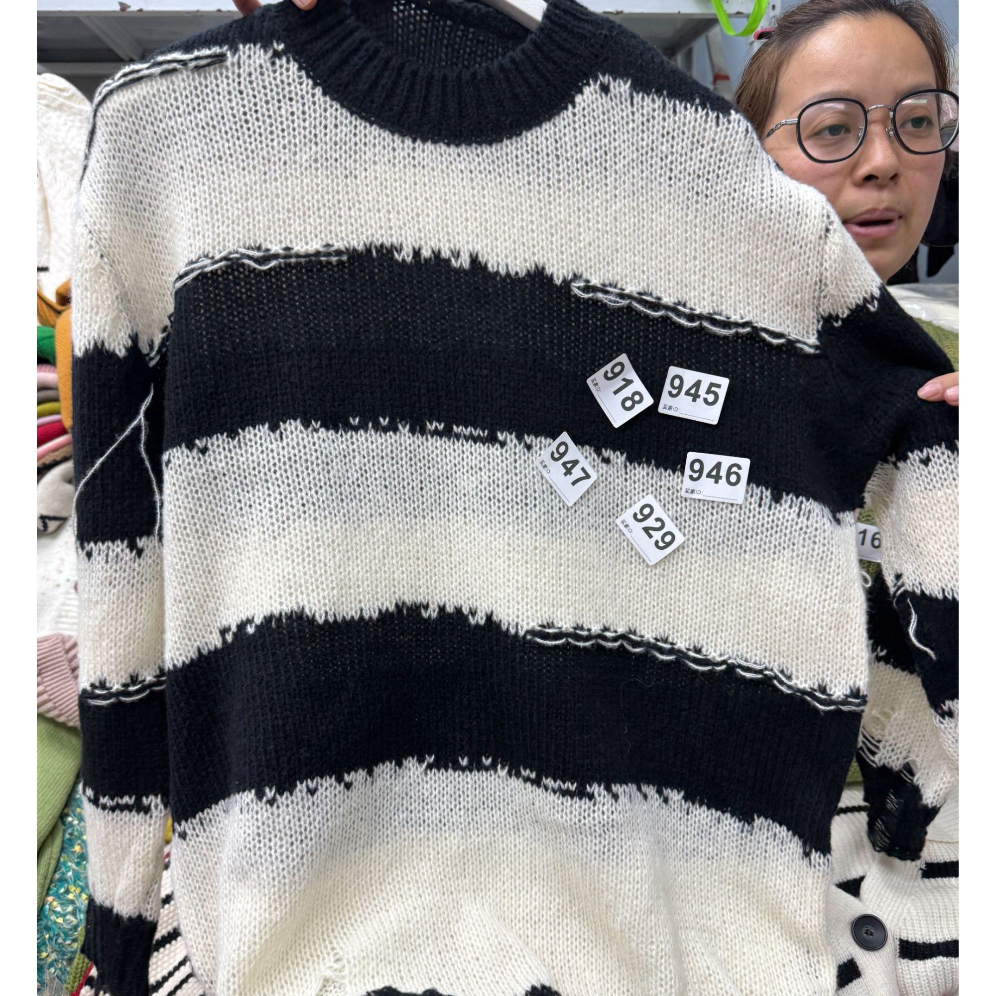 情侣时尚毛衣破洞宽松型拼接条纹毛针织衫