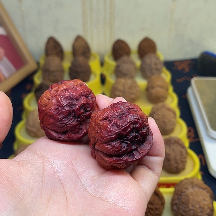 文玩核桃吊坠七彩小帝王38