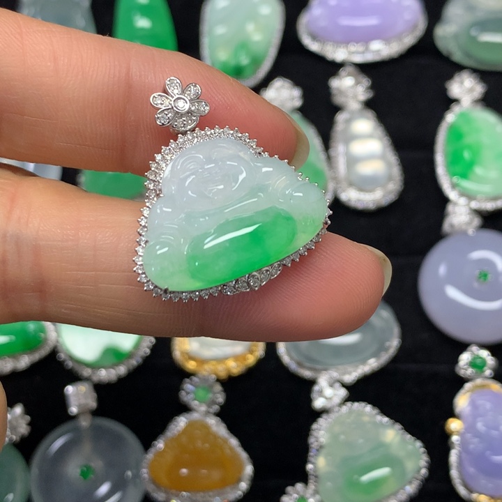 翡翠18K金镶嵌颈饰吊坠