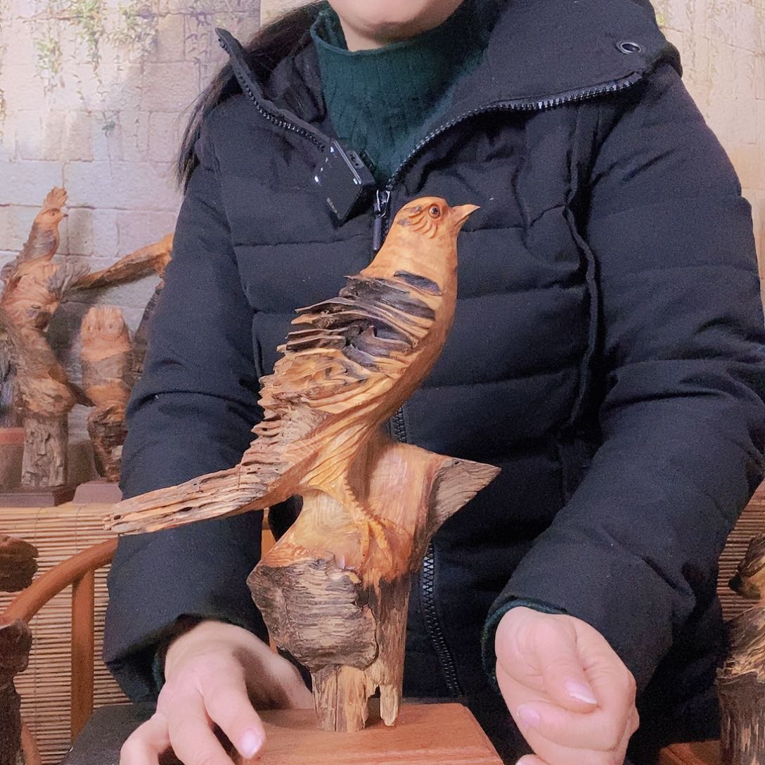 松木早**.琥珀木随行巧雕