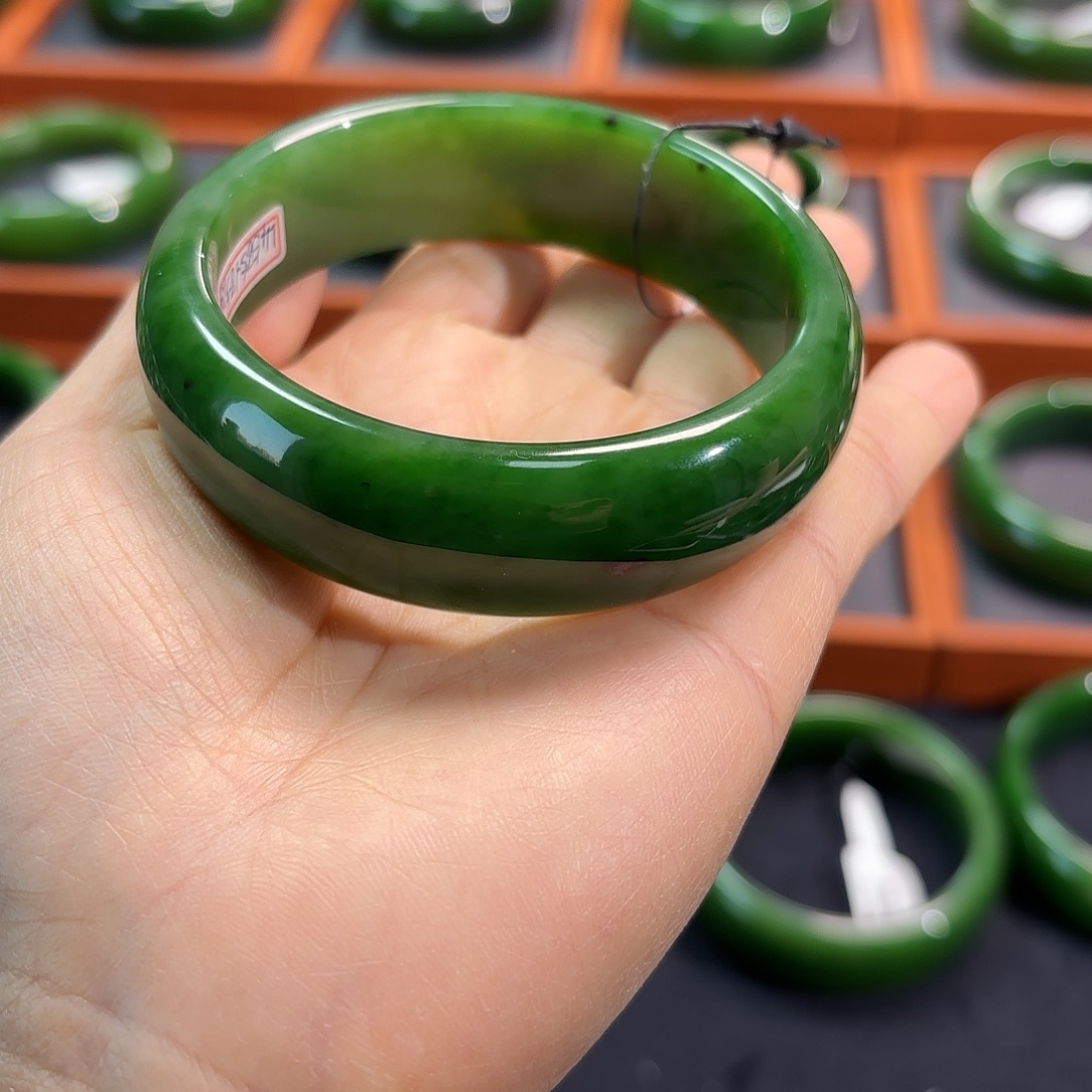 和田玉未镶嵌手镯碧玉白加绿