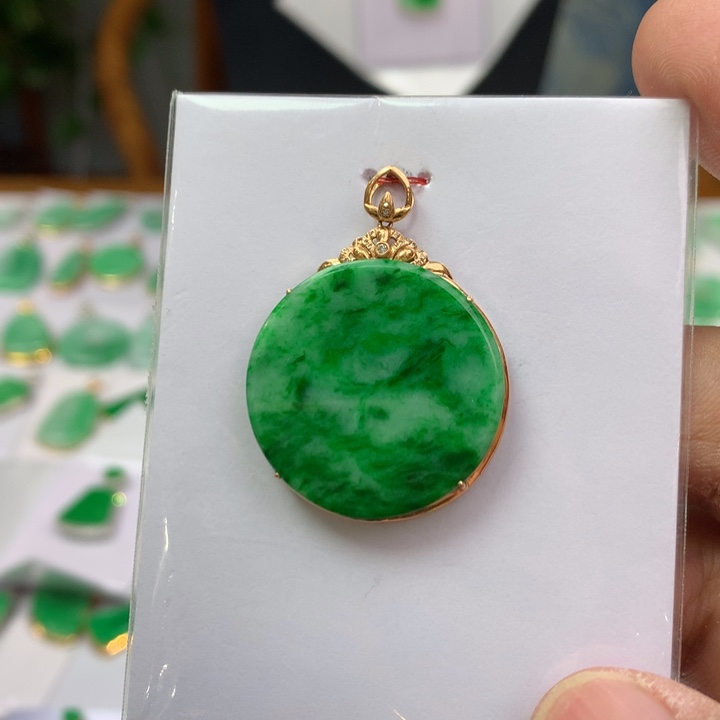 翡翠颈饰18K金镶嵌翡翠