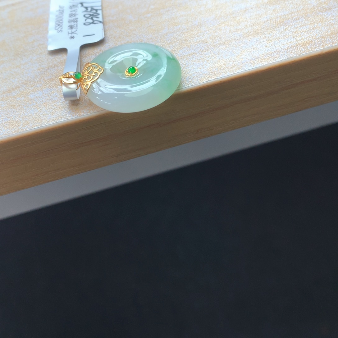 翡翠18K金镶嵌颈饰吊坠