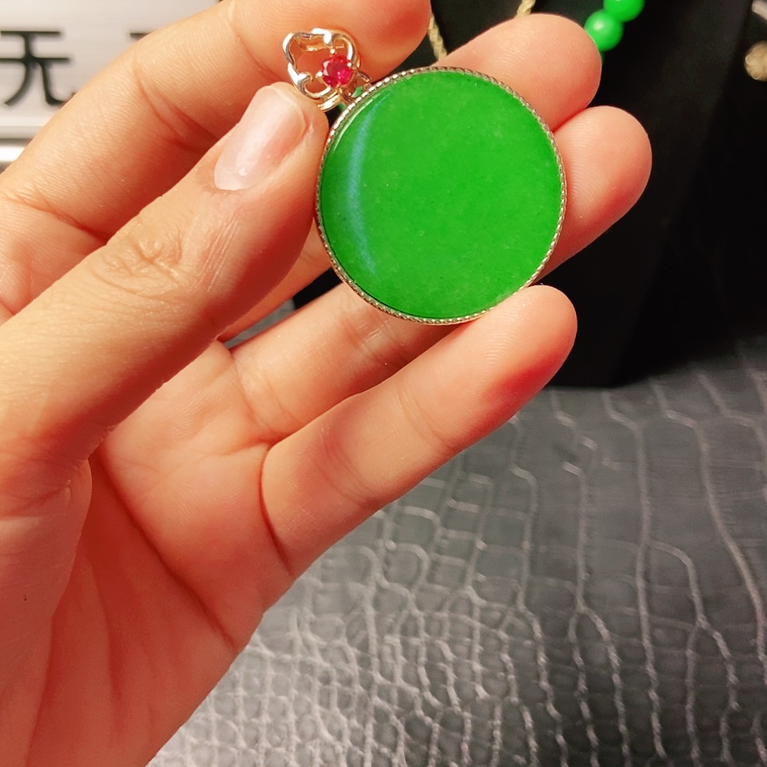 翡翠14K金镶嵌颈饰吊坠