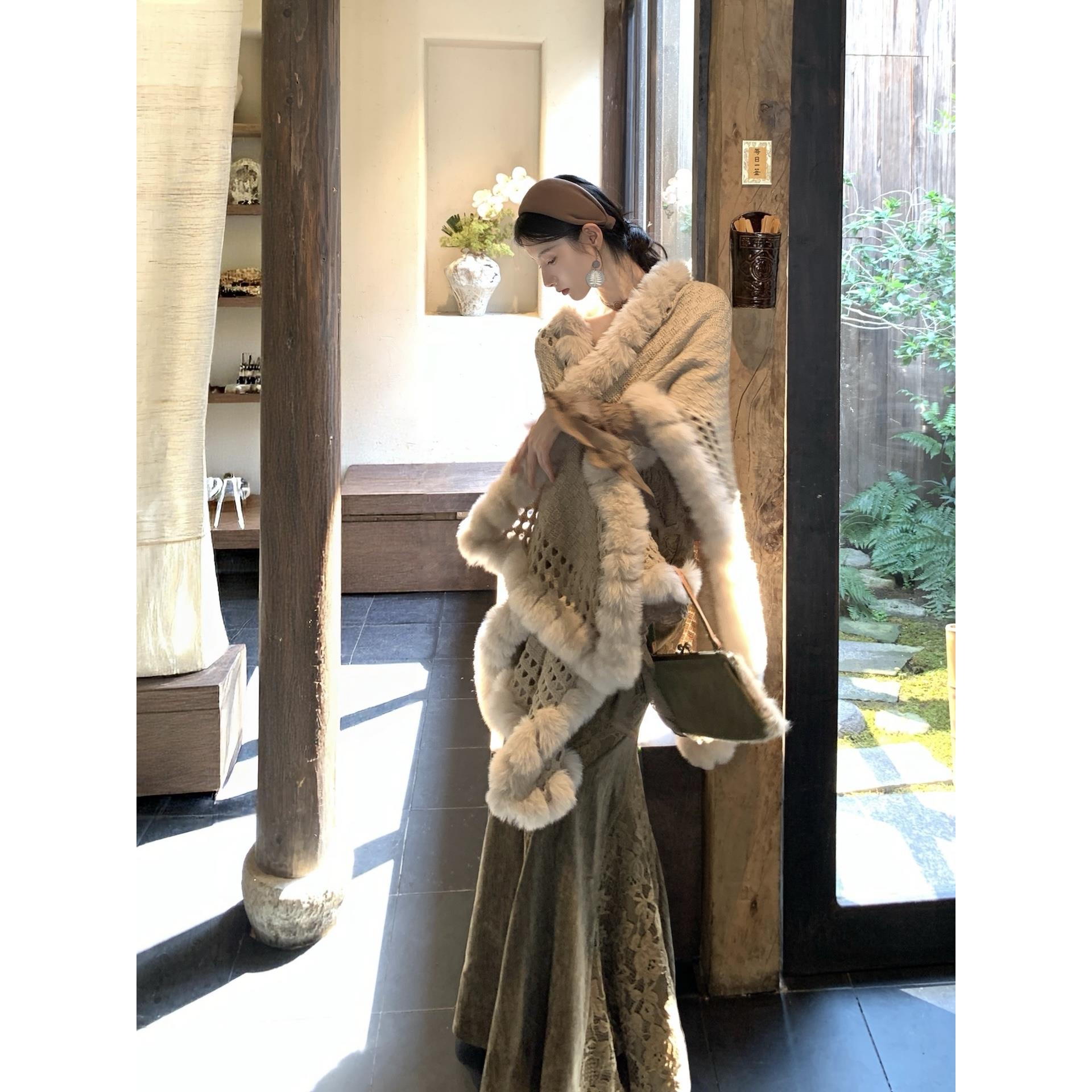 慵懒针织2025斗篷披肩氛围感镂空设计毛球加厚针织披肩外套秋冬女