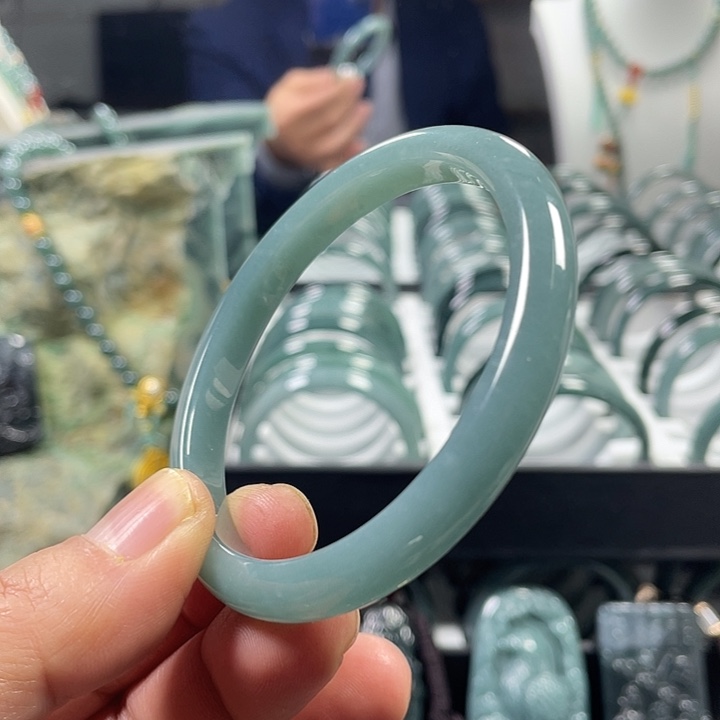 翡翠未镶嵌吊坠(赠链)60手镯