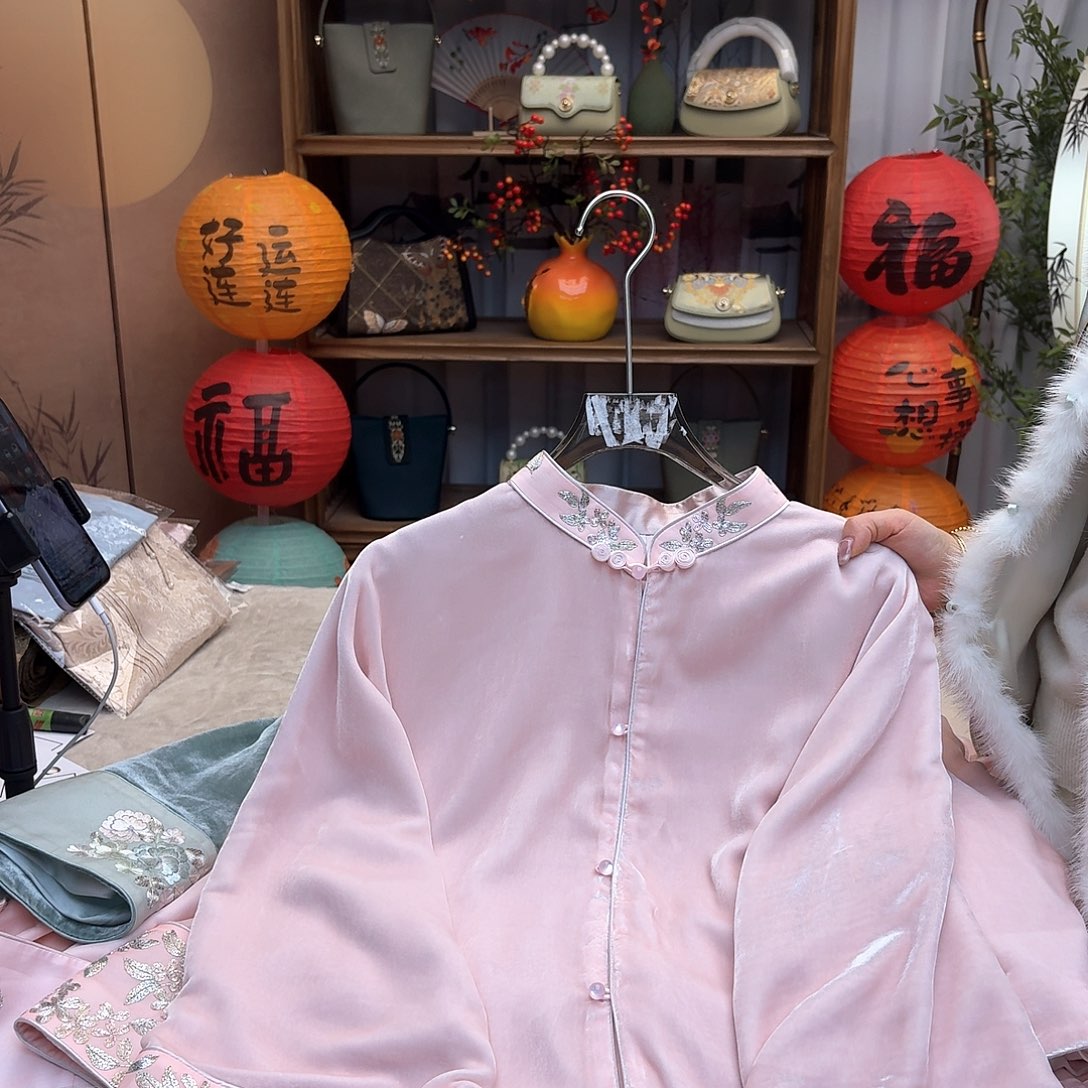 刺绣丝绒上衣成衣胸围108