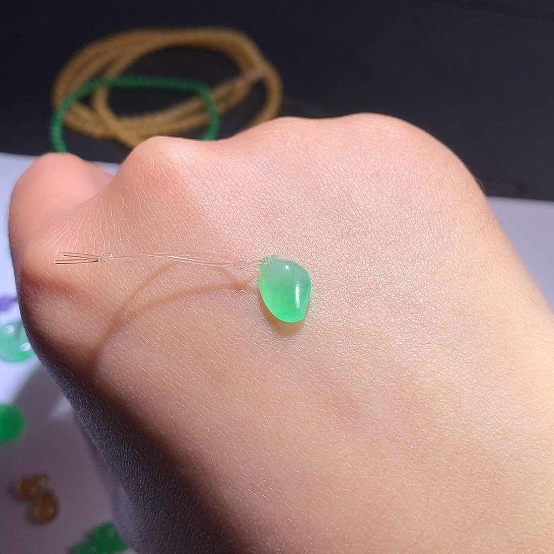 翡翠未镶嵌挂件翡翠绿桃子