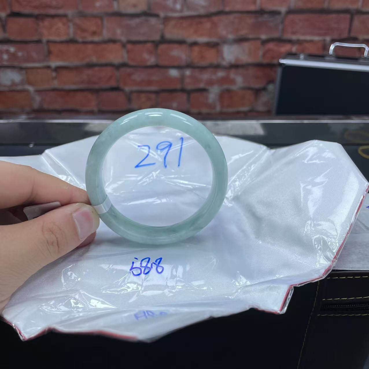 毛货手镯需精细抛光/291