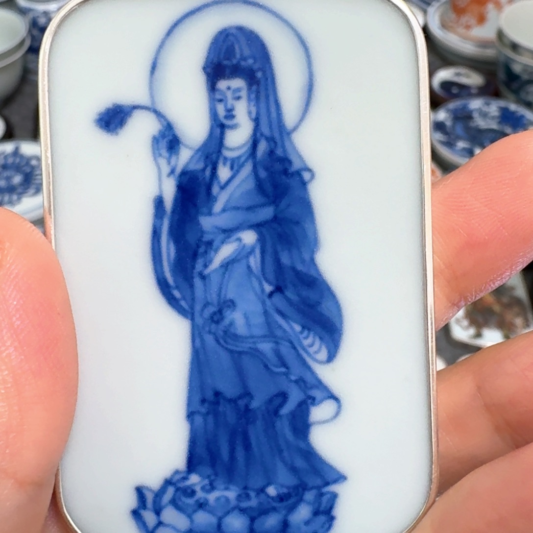 文***主瓷片青花观音挂件