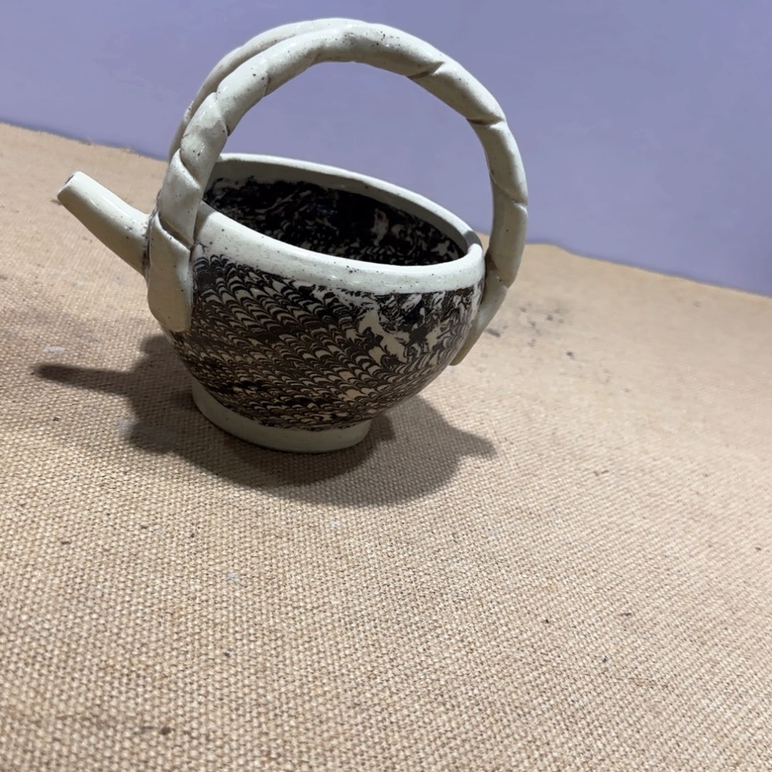 曹***鱼瓷片瓷器。          