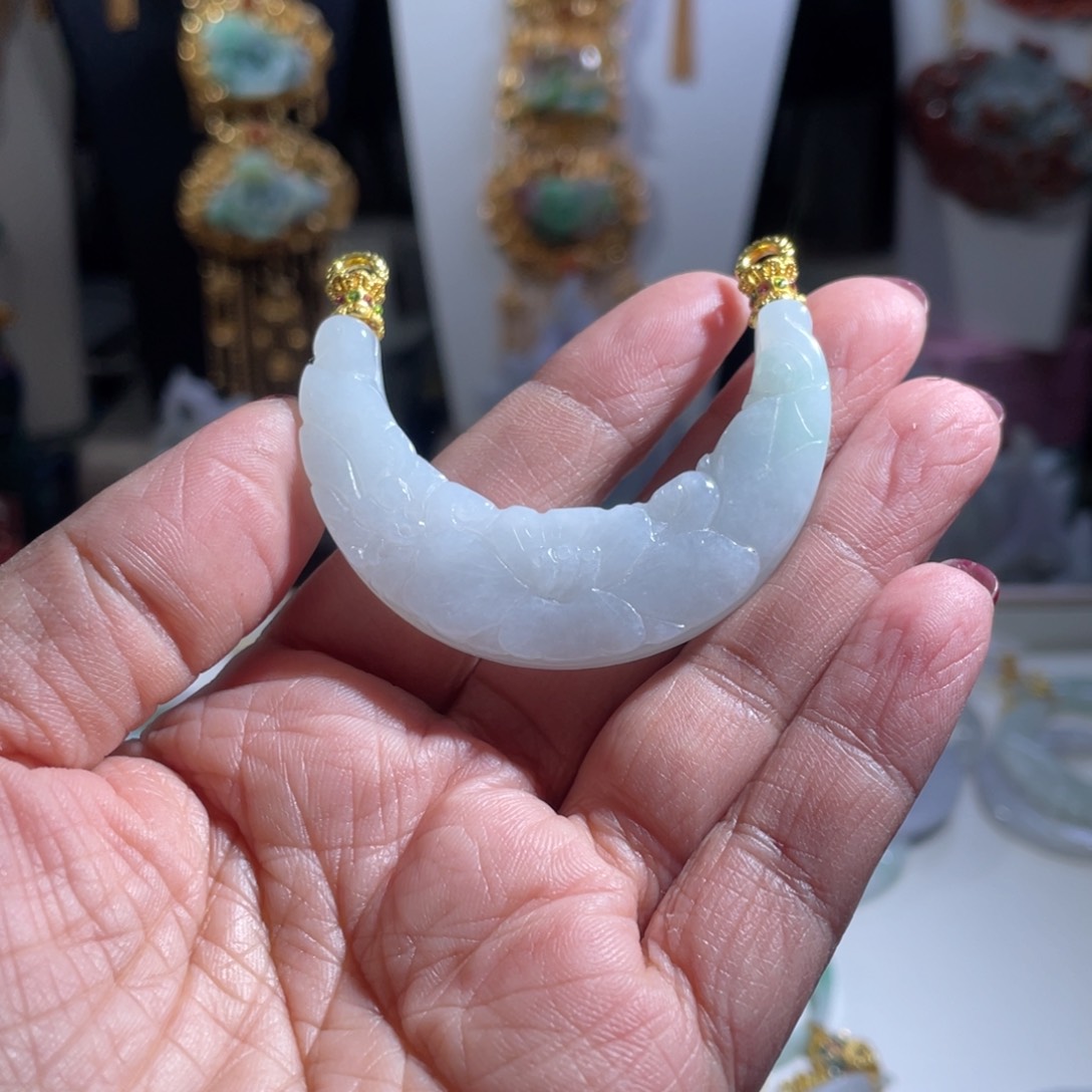 翡翠颈饰未镶嵌翡翠弯弯