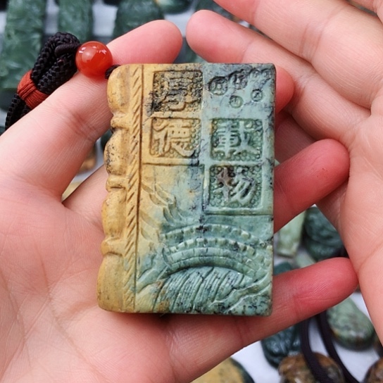 未镶嵌岫岩河磨玉（透闪石质玉）把件