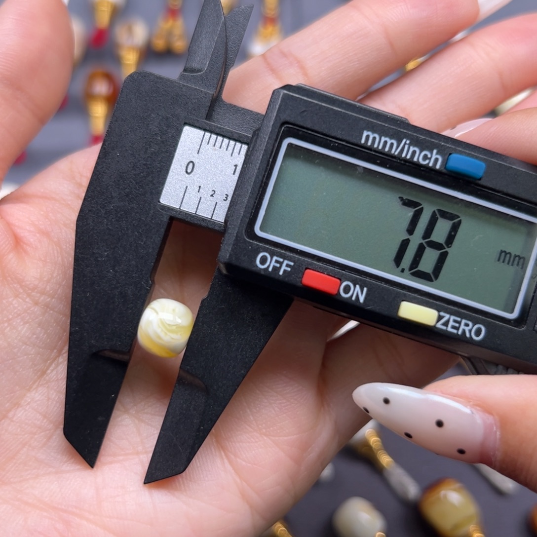 琥珀未镶嵌裸石8.8x7.8mm