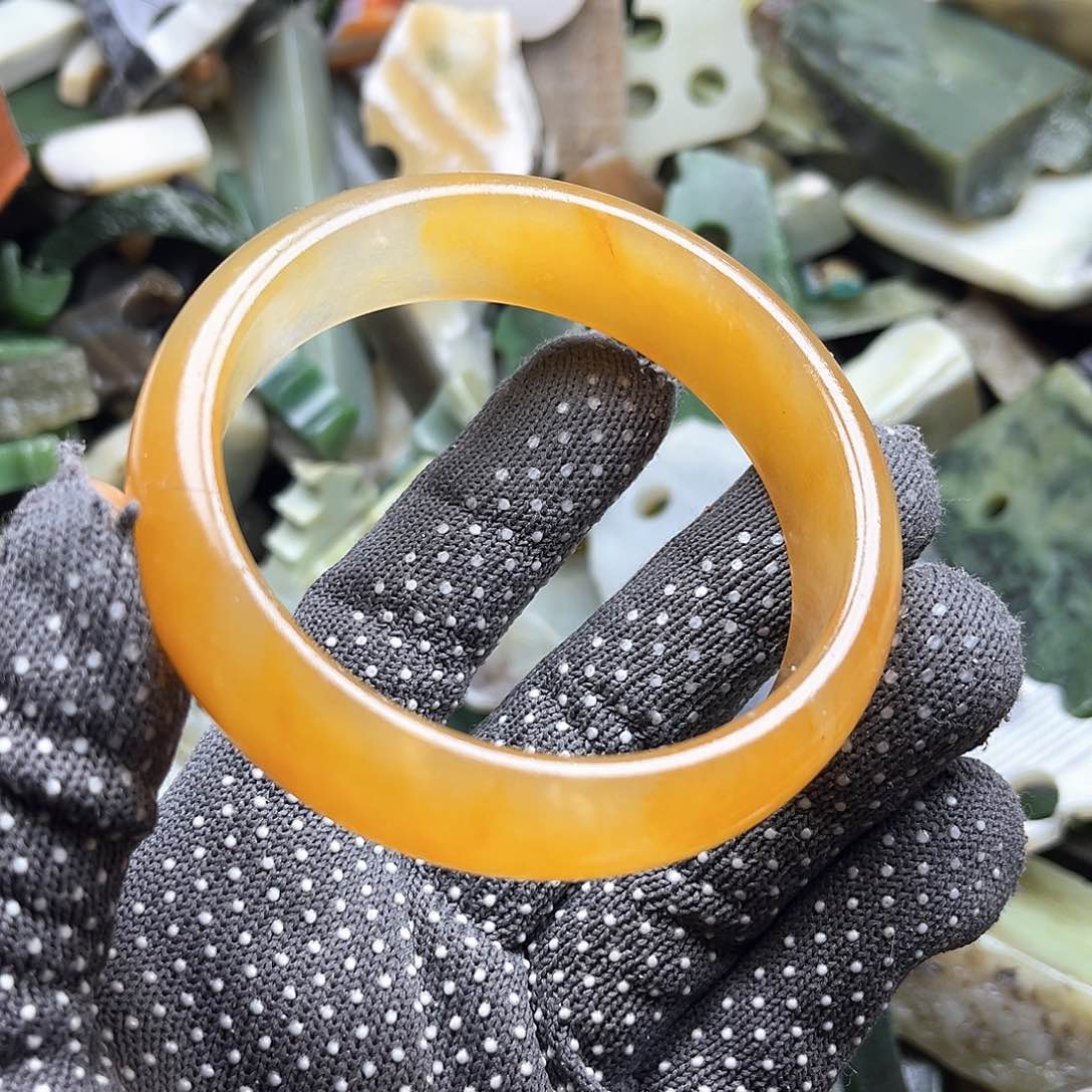 未镶嵌石英质玉（黄龙玉）颈饰