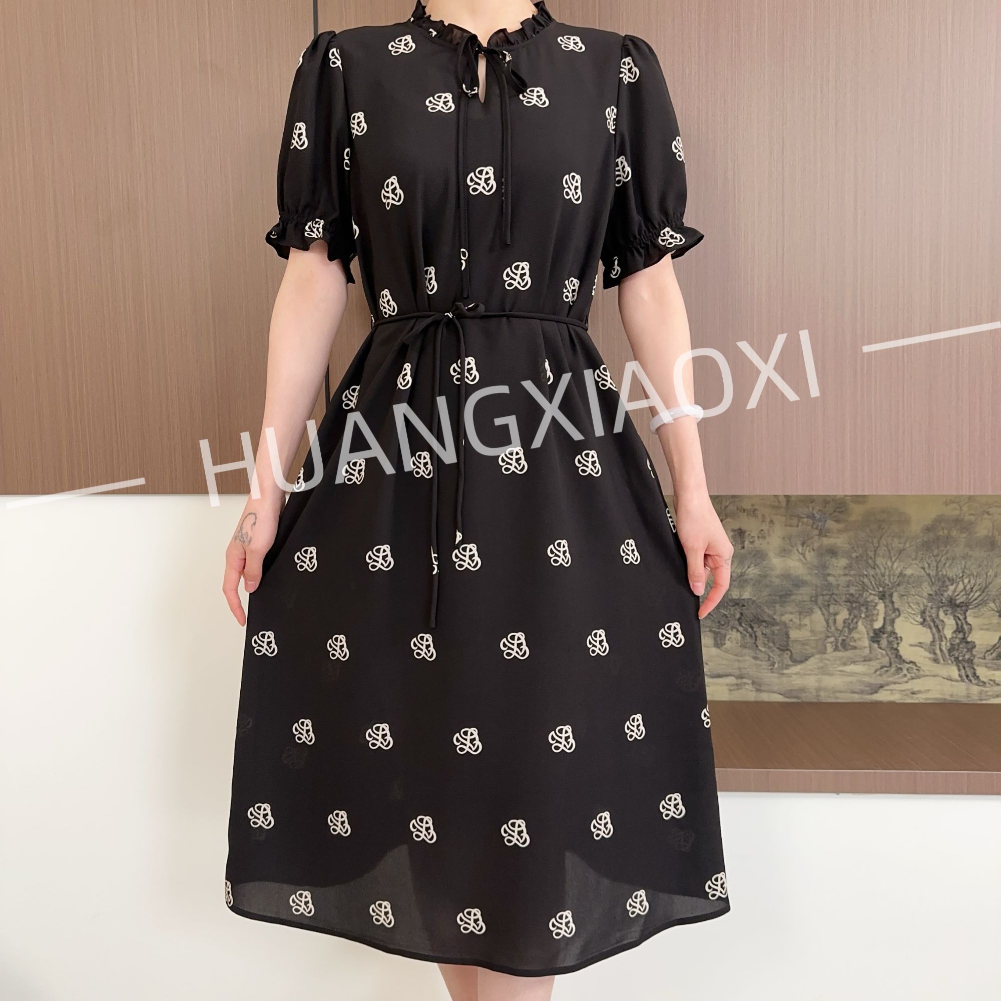 HUANGXIAOXI 黑底音符花边领木耳袖领结款连衣裙  HXX-118