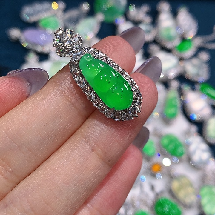 翡翠颈饰18K金镶嵌豆