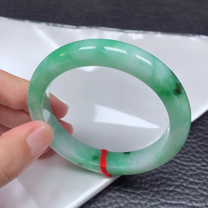翡翠手镯未镶嵌。