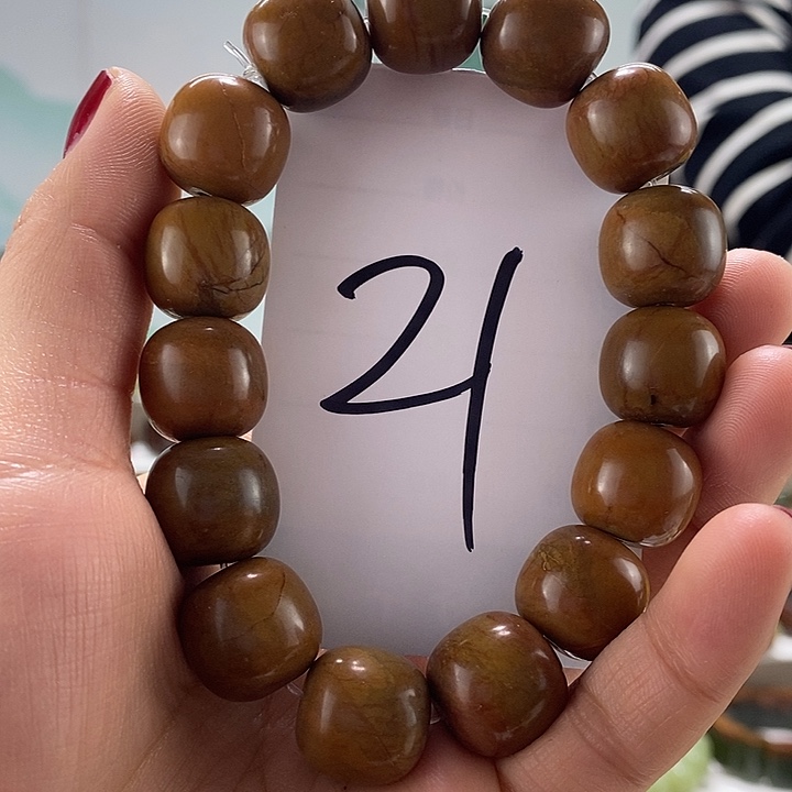 透闪石质玉手链未镶嵌有瑕