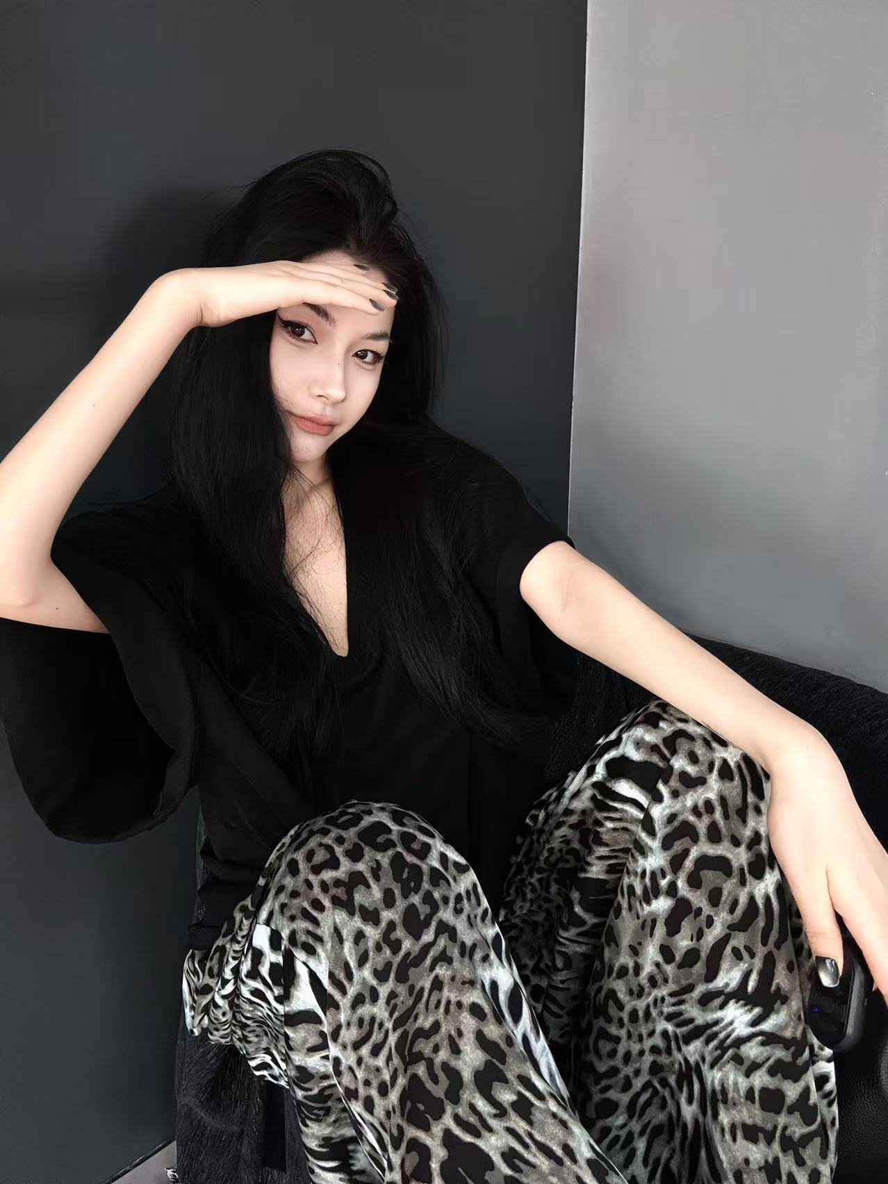 简约慵懒V领短袖T恤