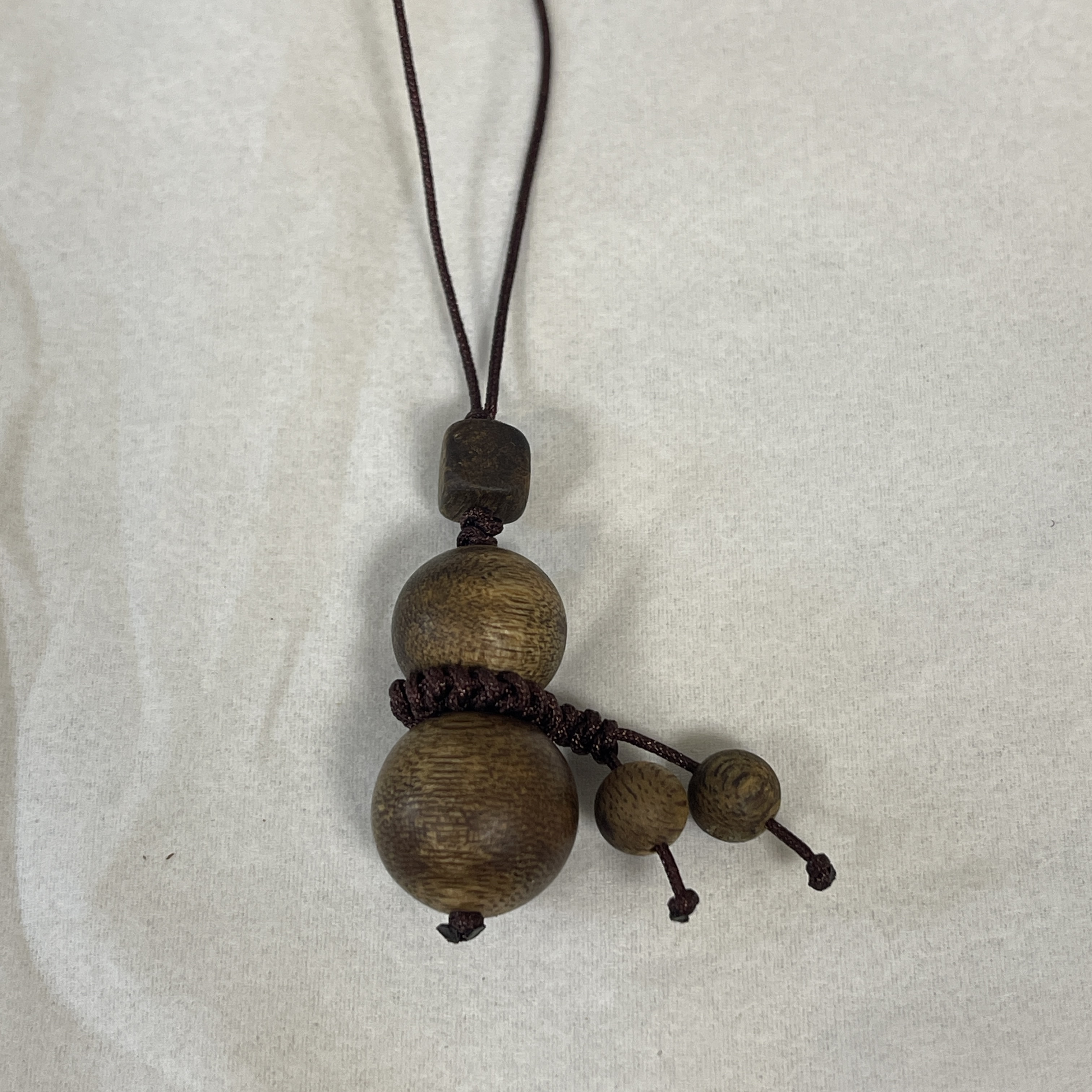 沉香（假一罚万）海南莺歌绿奇楠葫芦型挂坠编绳实拍图