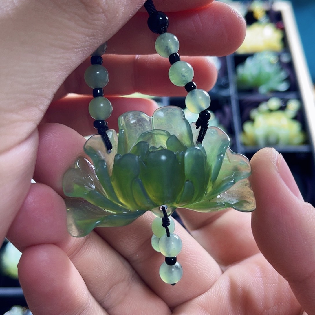 蛇纹石玉颈饰未镶嵌