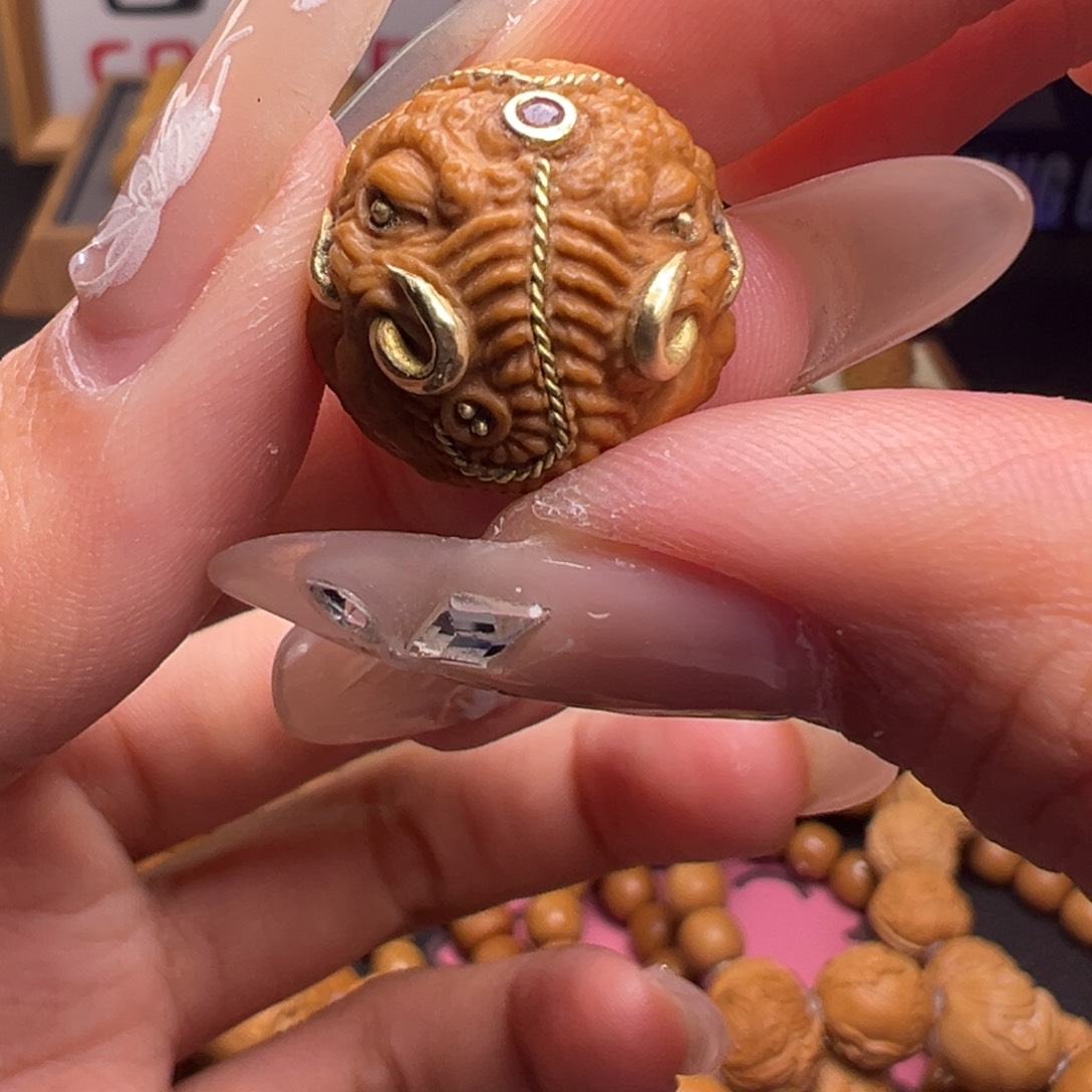 文玩核桃把件镶嵌款象神18左右尺寸全品有正常封口线