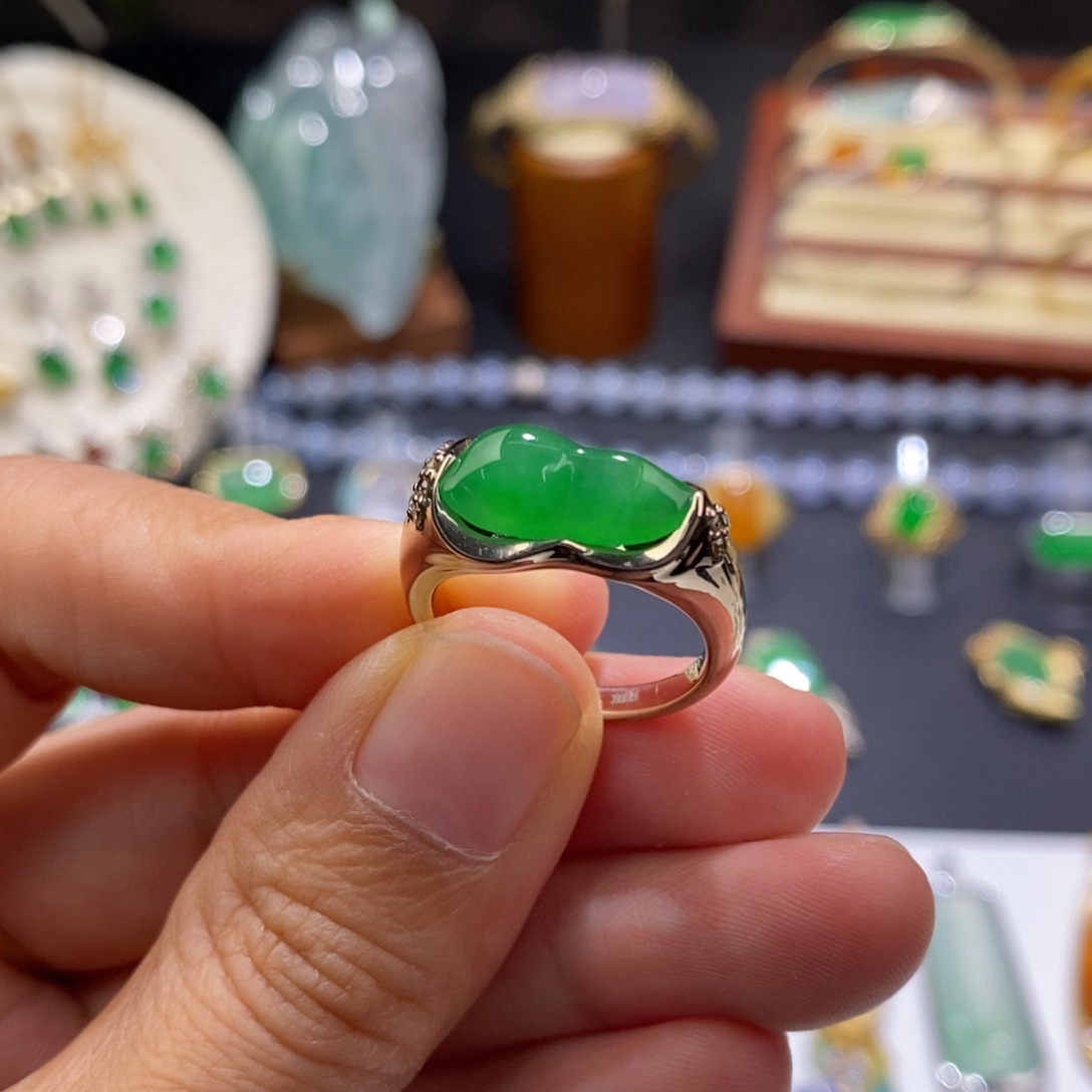翡翠戒指18K金镶嵌戒指